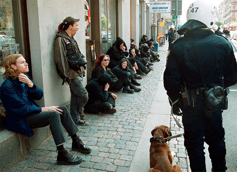 EU-toppmötet i Göteborg 2001 Aktivister som bodde på Hvitfeldtska gymnasiet omringades av polisen. Foto: Bengt Kulén