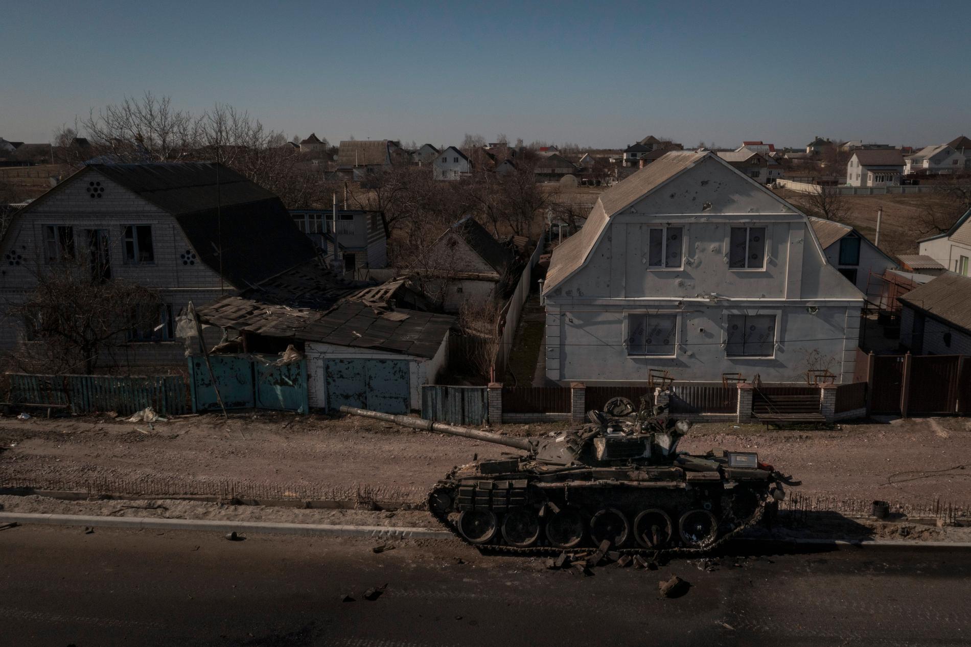 En förstörd rysk stridsvagn efter strider på en huvudväg nära Brovary, norr om Kiev.