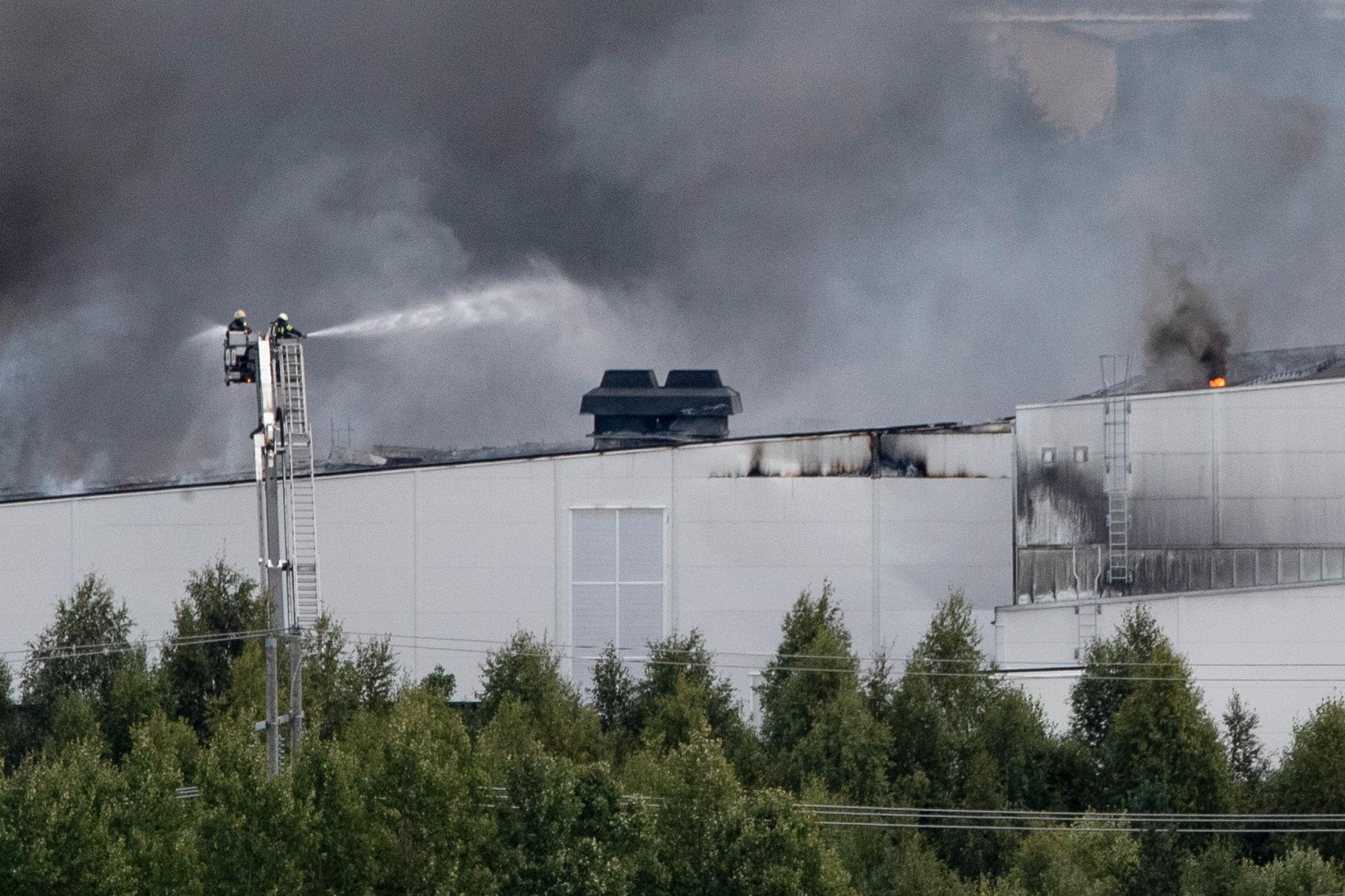 Fabriken är totalförstörd, enligt räddningstjänsten.