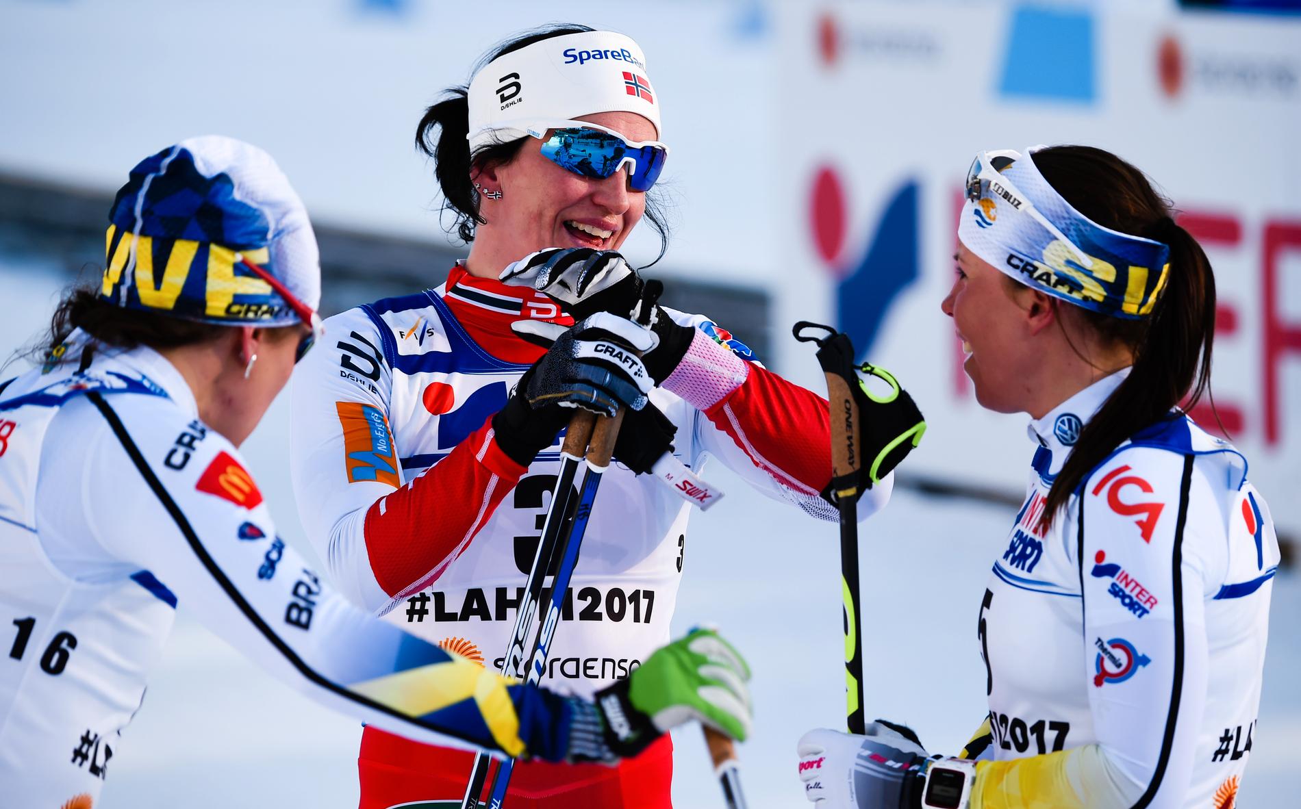 Marit Björgen gratuleras av Haag och Kalla efter VM-guldet på 30 km. 
