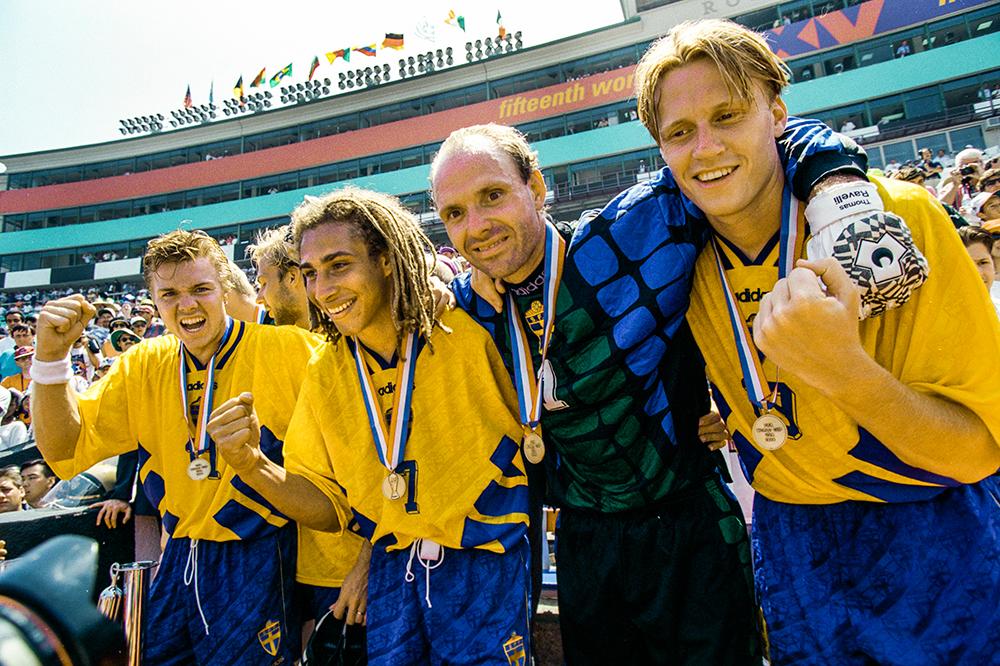HJÄLTEKVARTETT Tomas Brolin, Henrik Larsson, Thomas Ravelli och Kennet Andersson får sina välförtjänta                bronsmedaljer efter 4–0-segern mot Bulgarien på Rose Bowl.