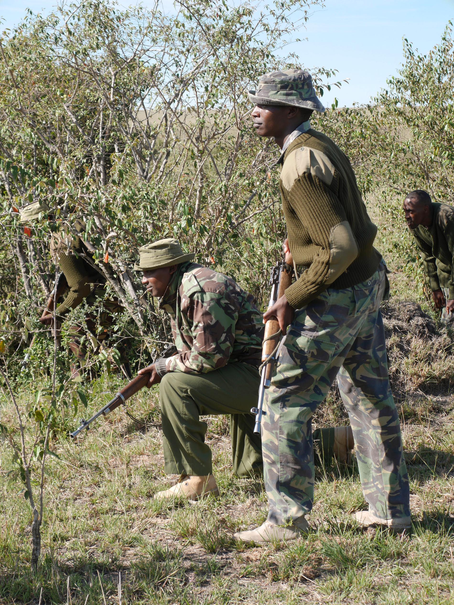 Viltvårdare på patrull i Masai Mara, Kenya. De övervakar parkens noshörningar på daglig basis. Observera deras ålderstigna gevär.