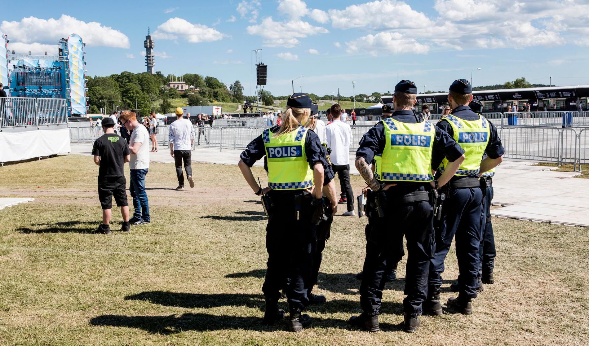 Poliser på festival – innan coronapandemin.