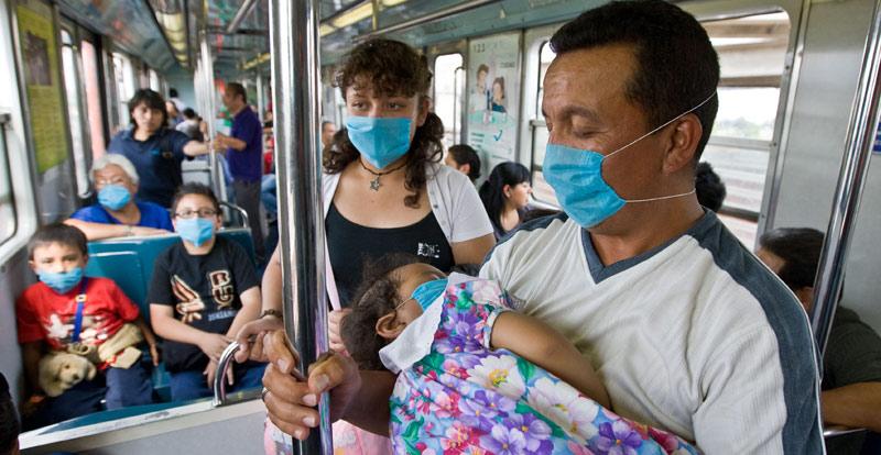 Rädda för smitta Resenärer på tunnelbanan i Mexico City har masker på sig för att inte riskera att smittas av den dödliga influensan som nu nått epidemiska nivåer.