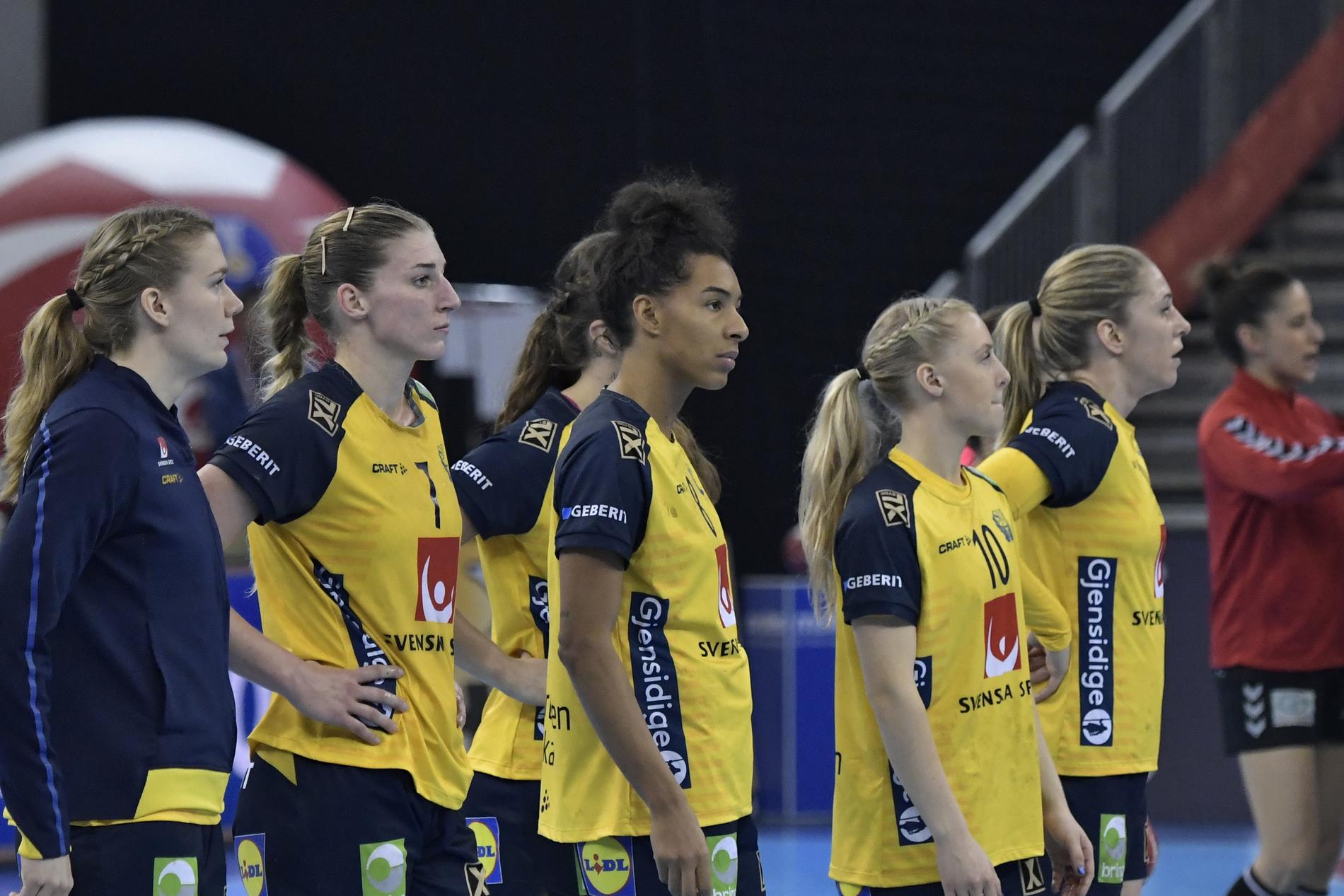 De svenska handbollsdamerna deppar efter förlusten mot Montenegro i avslutningen av mellanrundan i handbolls-VM i Japan. Förlusten gjorde att Sverige missade semifinal.