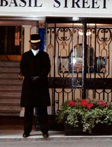 Denne gentleman håller ställningarna utanför Basil street hotel.