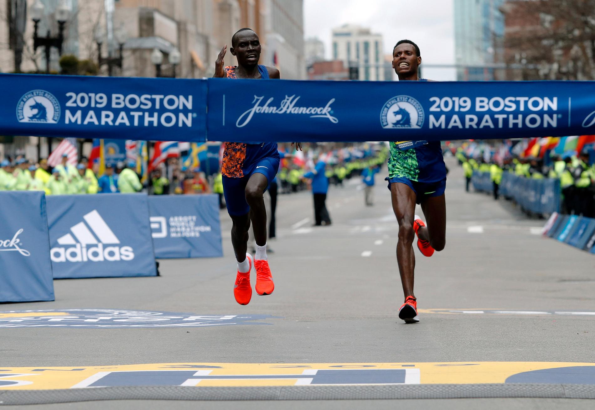 Lawrence Cherono, vänster, vinner den 123:e upplagan av Boston Marathon förra året. I år bryts den långa sviten på grund av coronaviruset.