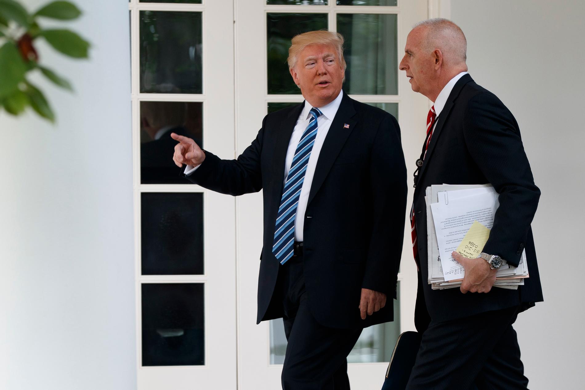 President Donald Trump och Keith Schiller utanför Ovala rummet i Vita Huset.