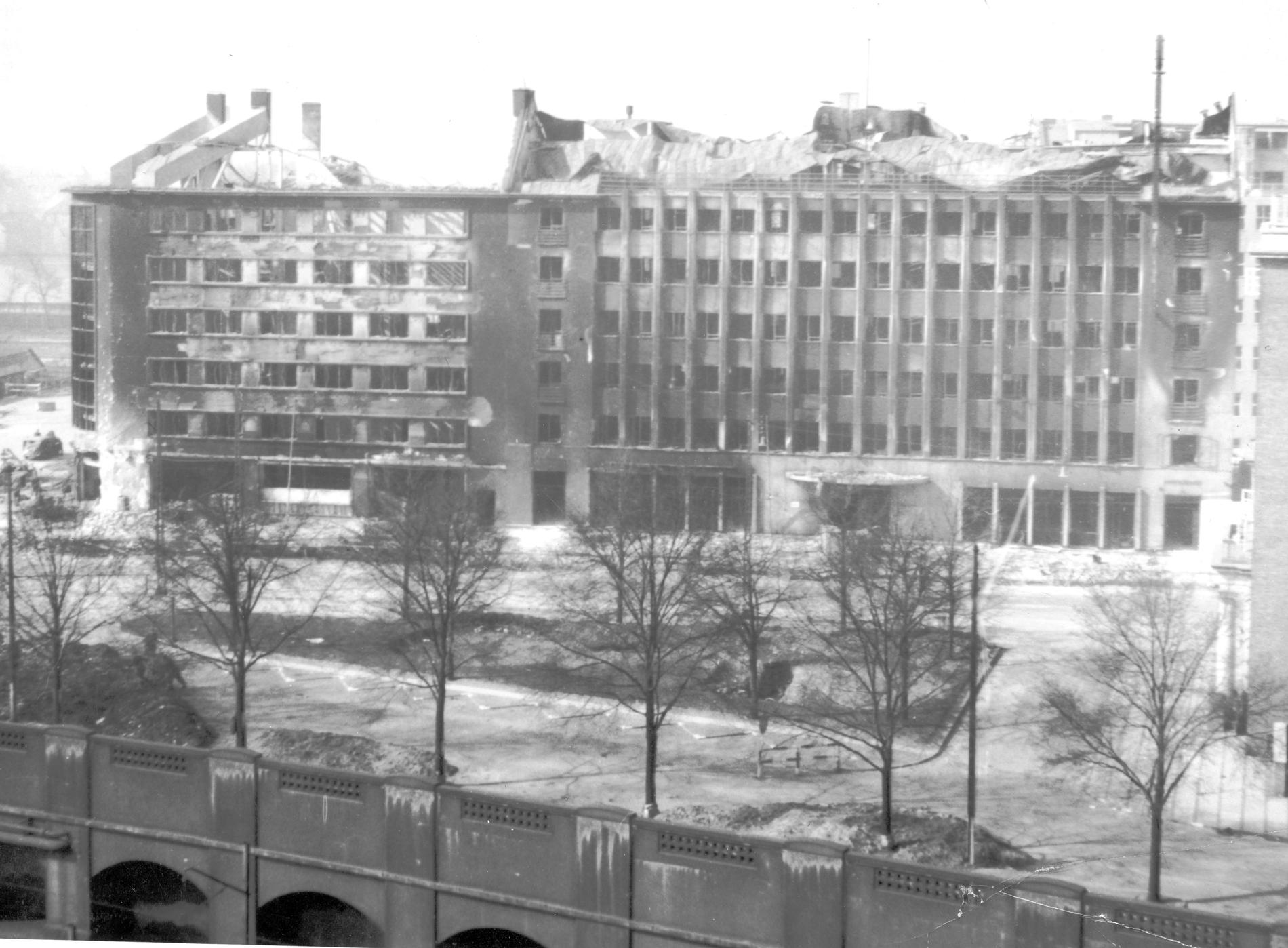 Det utbrända kvarteret med Shellhuset i centrala Köpenhamn efter bombningarna den 21 mars 1945. Längs den nedre bildkanten går järnvägen, bort mot Hovedbanegården några kvarter söderut.
