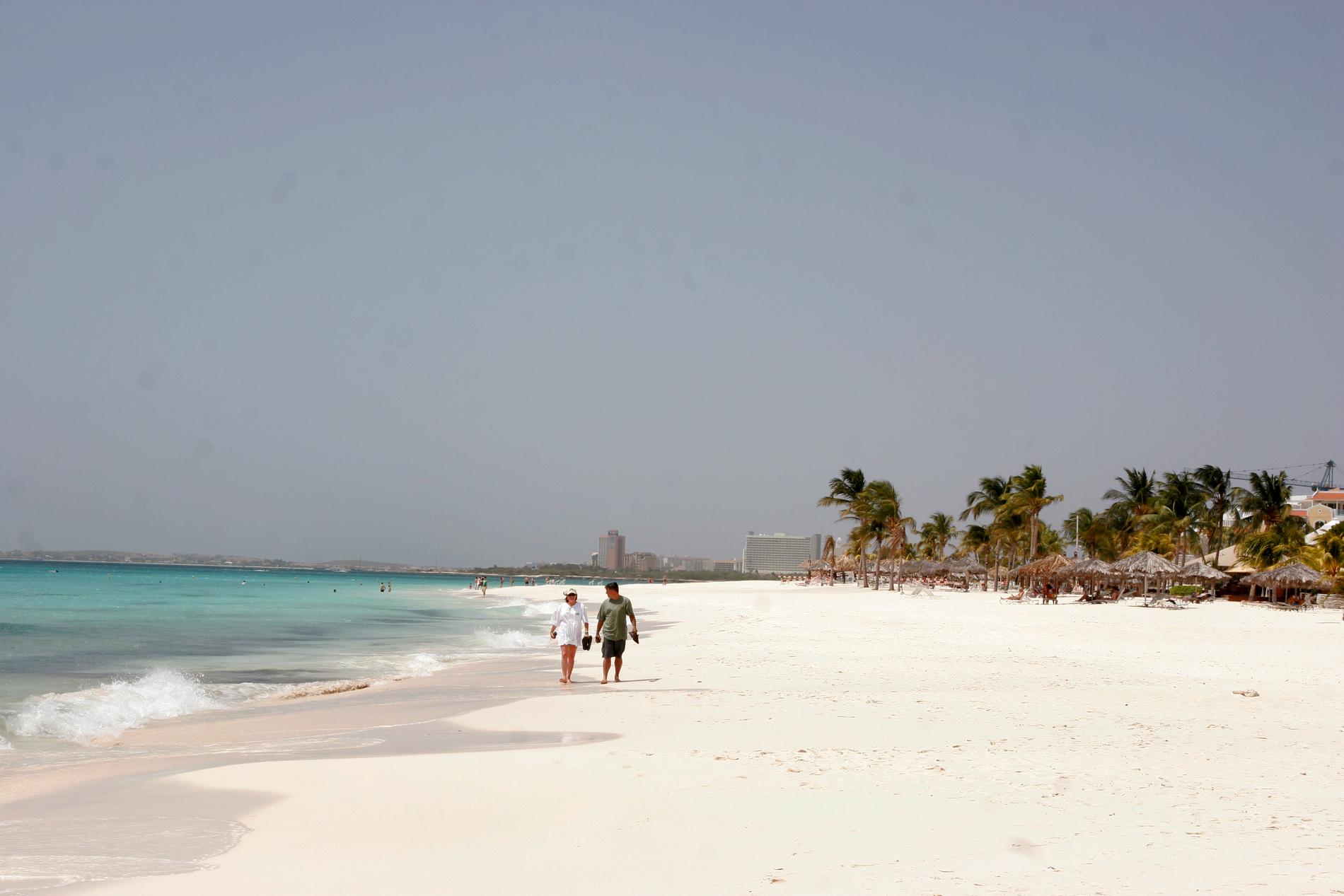 3. Palm Beach och Eagle Beach, Aruba Eagle Beach rankas som Arubas finaste strand, med ljus sand, turkost vatten och som gjord för romantiska långpromenader. Palm Beach är mer exploaterad, här finns flervåningshotellen, de amerikanska snabbmatskedjorna och vattenskoteruthyrare. Sök charter till Aruba