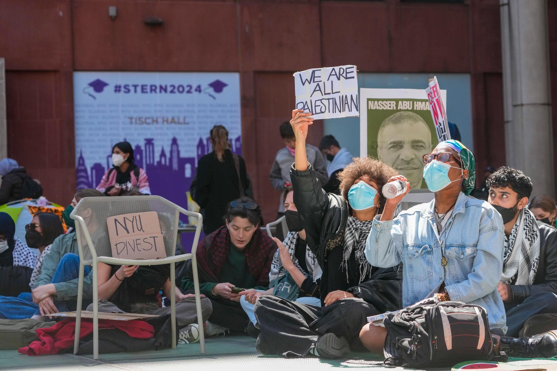 Studenter vid New York University under måndagens pro-palestinska demonstration.
