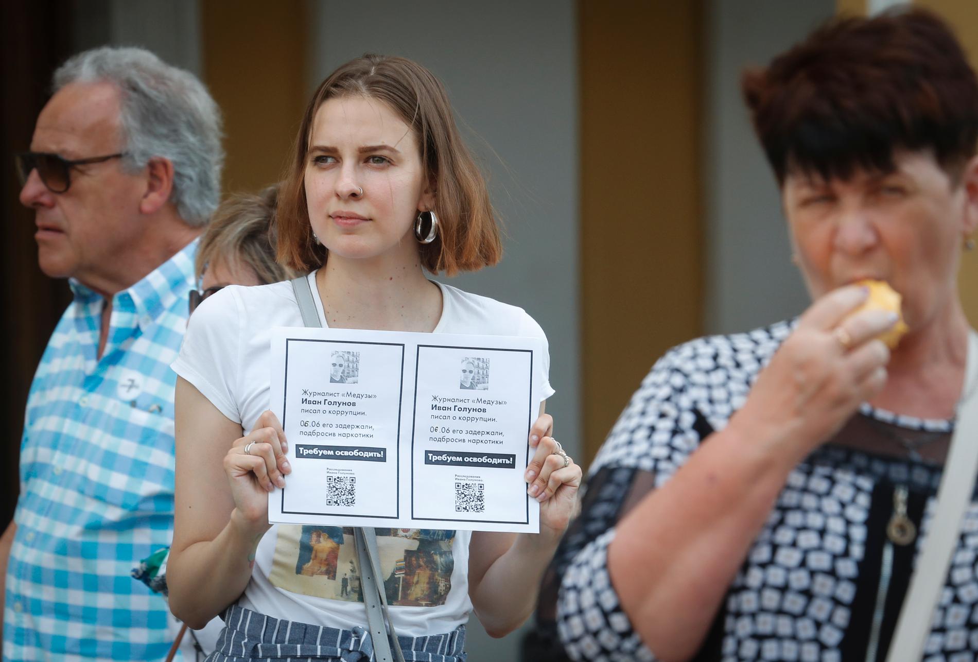En kollega till den ryske journalisten Ivan Golunov kräver att han släpps vid en stödaktion i S:t Petersburg på lördagen.