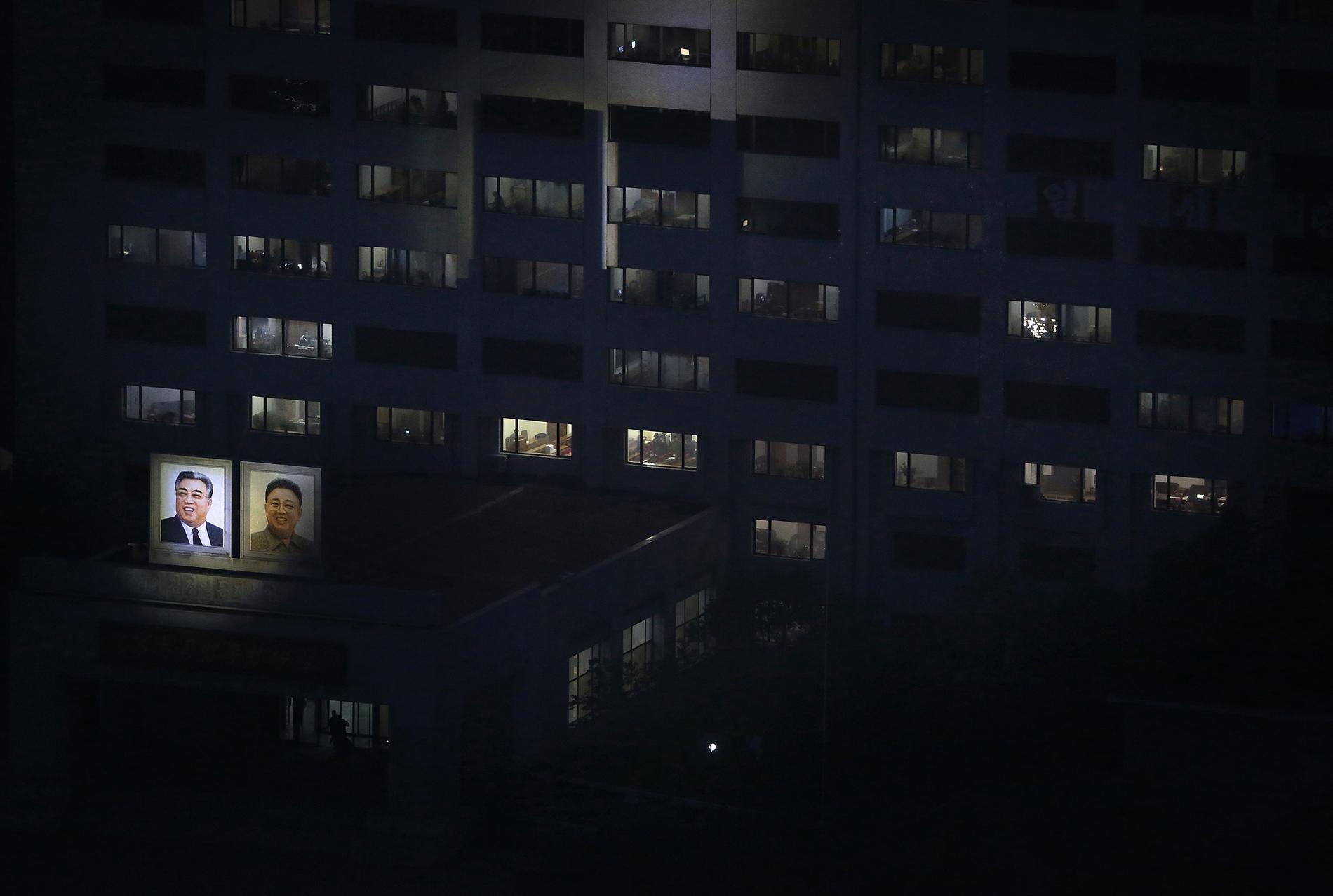 Upplysta porträtt av de tidigare ledarna  Kim Il Sung och Kim Jong Il syns över huvudstaden Pyongyang i Nordkorea.
