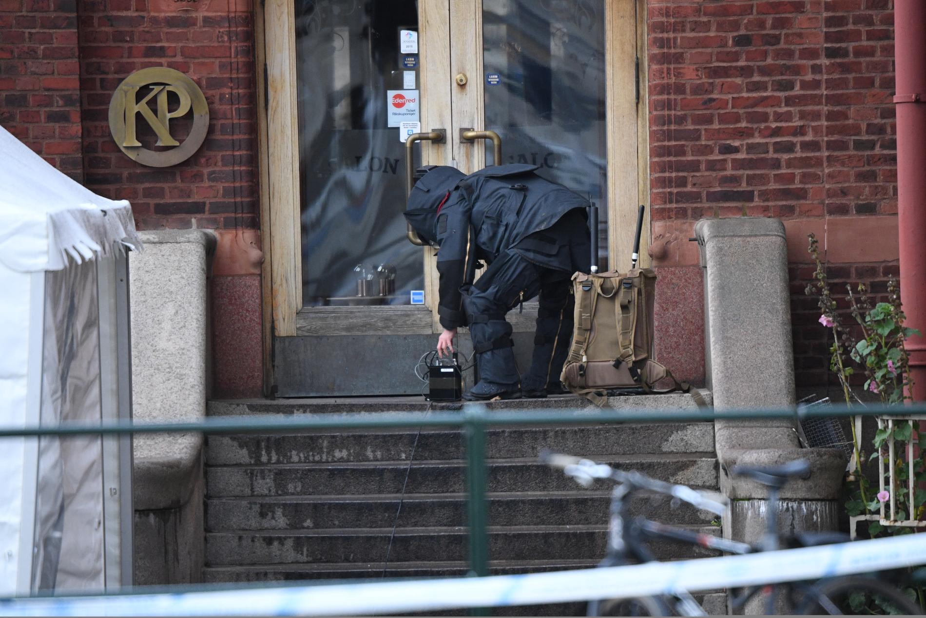 Polisen fick larm om ett misstänkt farligt föremål vid Posthusplatsen på fredagsförmiddagen. Nationella bombskyddet kallades in och undersöker  här paketet.