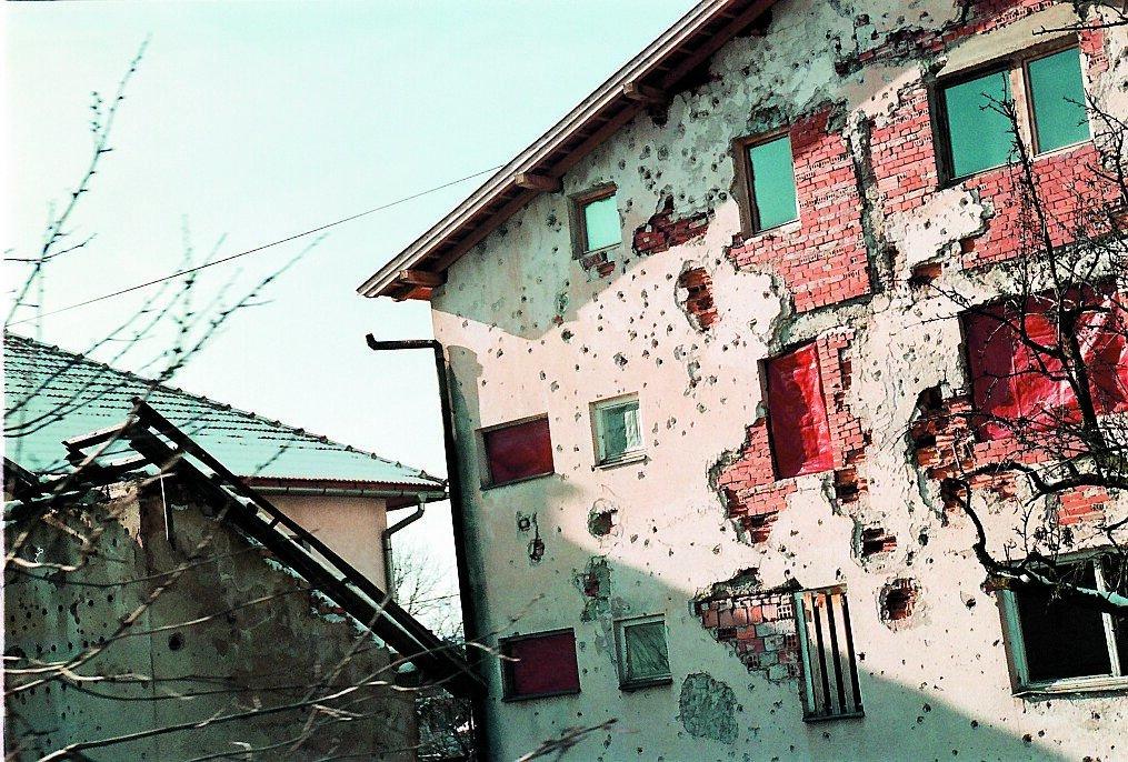 Vanlig syn Sönderbombade byar blev med tiden snarare en regel än ett undantag i Bosnien.