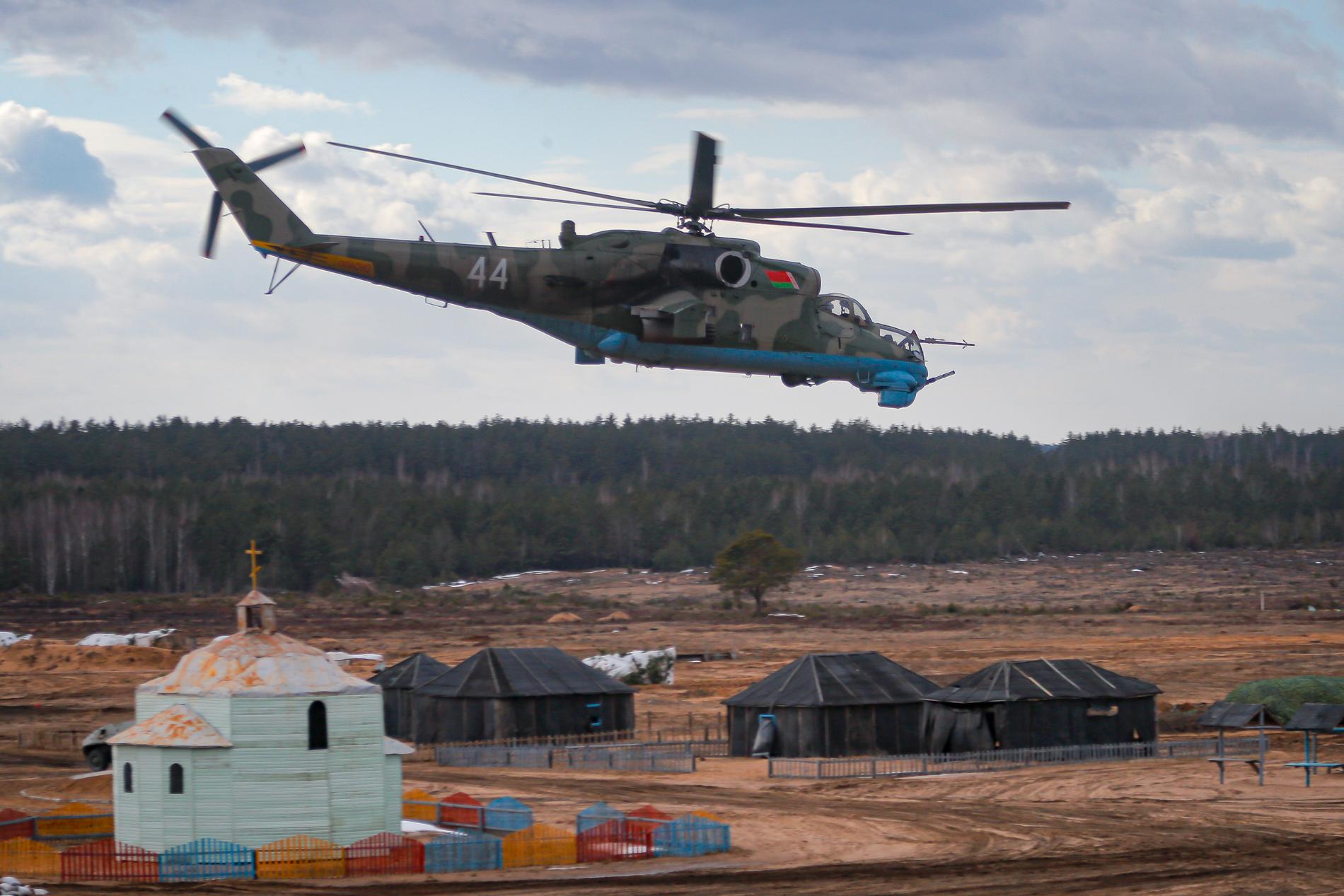 En belarusisk helikopter vid en militärövning i februari.
