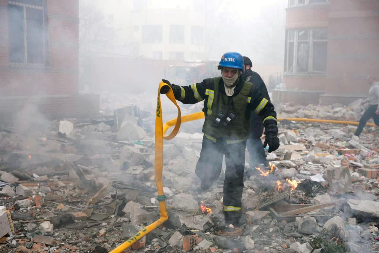 Räddningsarbete i Kiev.