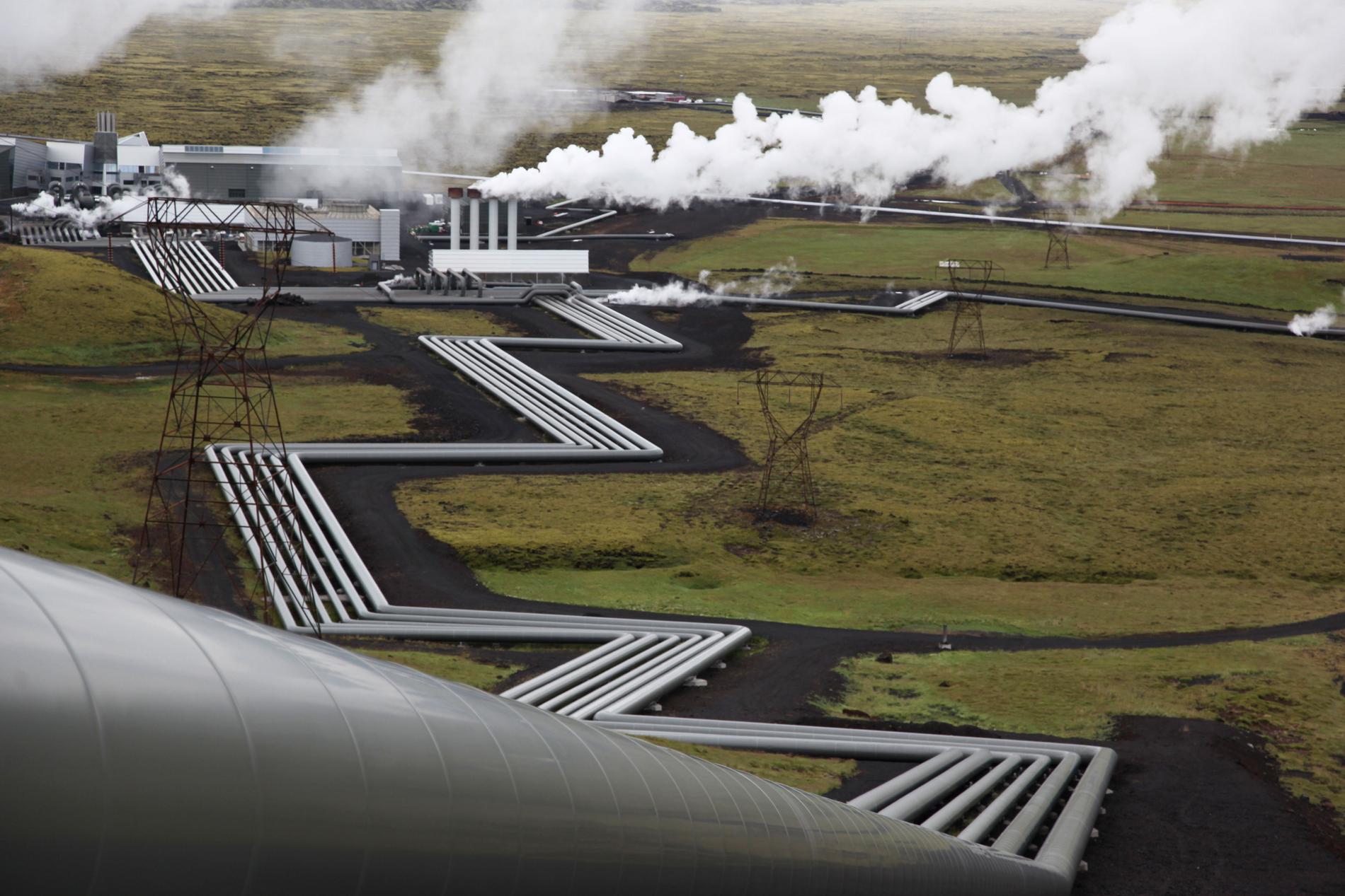 Forskare inom projektet Carbfix har utvecklat en metod för att lagra koldioxid i marken vid det geotermiska kraftverket Hellisheidi utanför Reykjavik. Arkivbild.