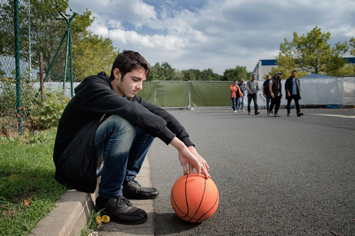 Abdulhamid som är 14,5 år har flytt från Syrien på grund av IS. Han har försökt fly till Malmö där hans moster och kusin bor men stoppades vid en kontroll i Danmark. Abdulhamid vill försöka komma till Sverige igen men säger att det känns svårt. Han drömmer om att en dag få spela basket i ett riktigt lag.