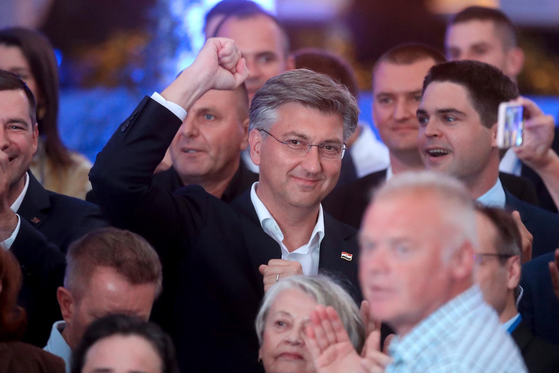 Kroatiens premiärminister Andrej Plenkovic firar valsegern.