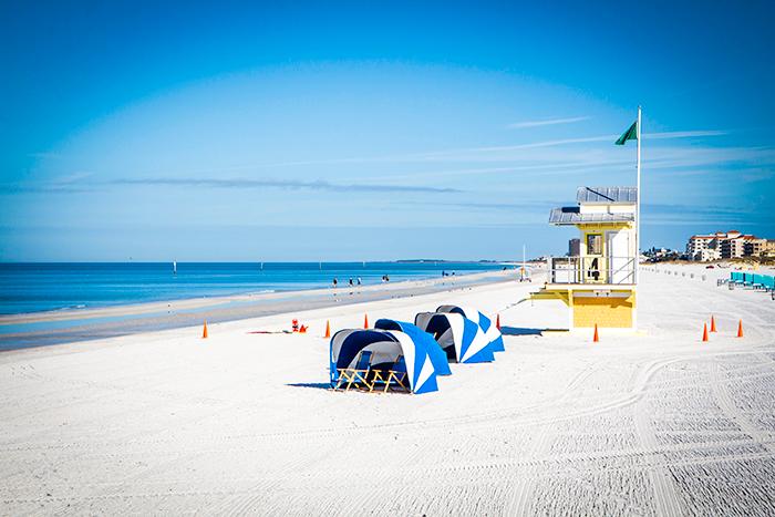Mjuk, finkorning strand och nära till barer och restauranger –  Clearwater Beach.