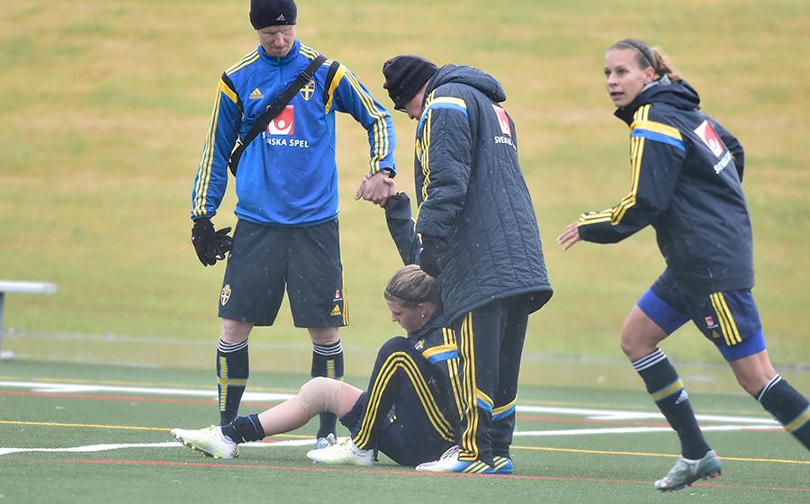 Olivia Schough fick problem med ett knä.