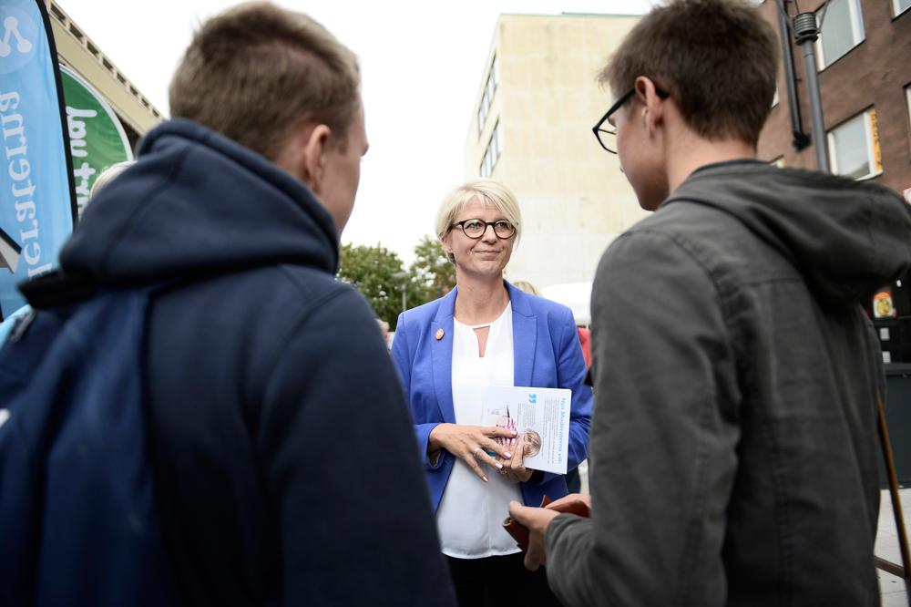 Elisabeth Svantesson, Arbetsmarknadsminister (m) talar med väljare på Sigmatorget i Västerås