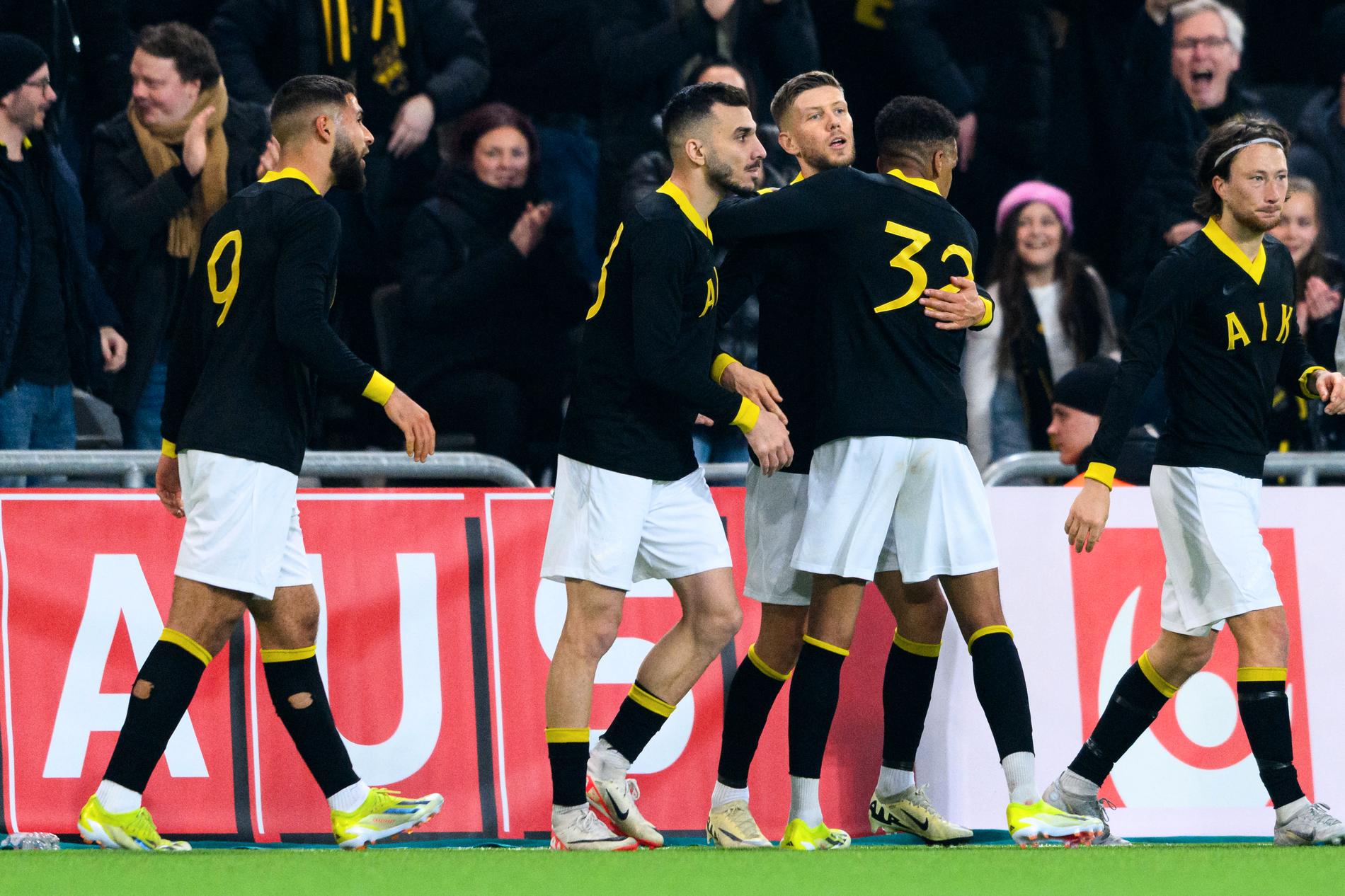 AIK-spelarna jublar efter Salétros 1–0-mål. 