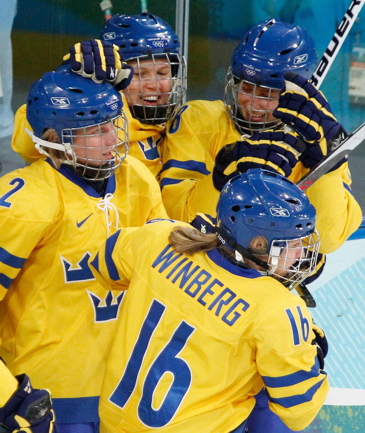 Damkronorna är kritiska mot SOK och Svenska Ishockeyförbundet.