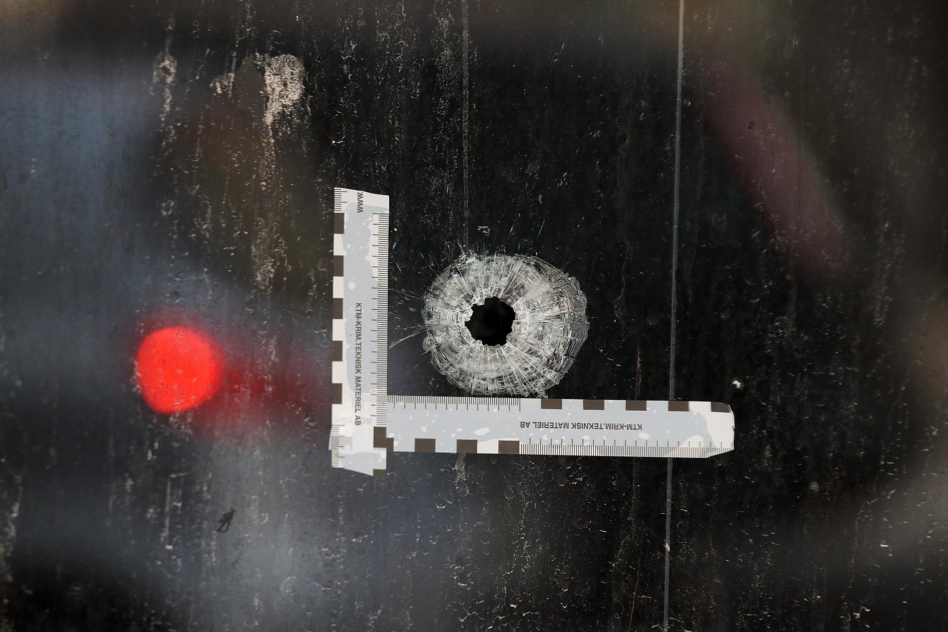 Skotthål vid platsen där tre män dödats i en skottlossning i Malmö.