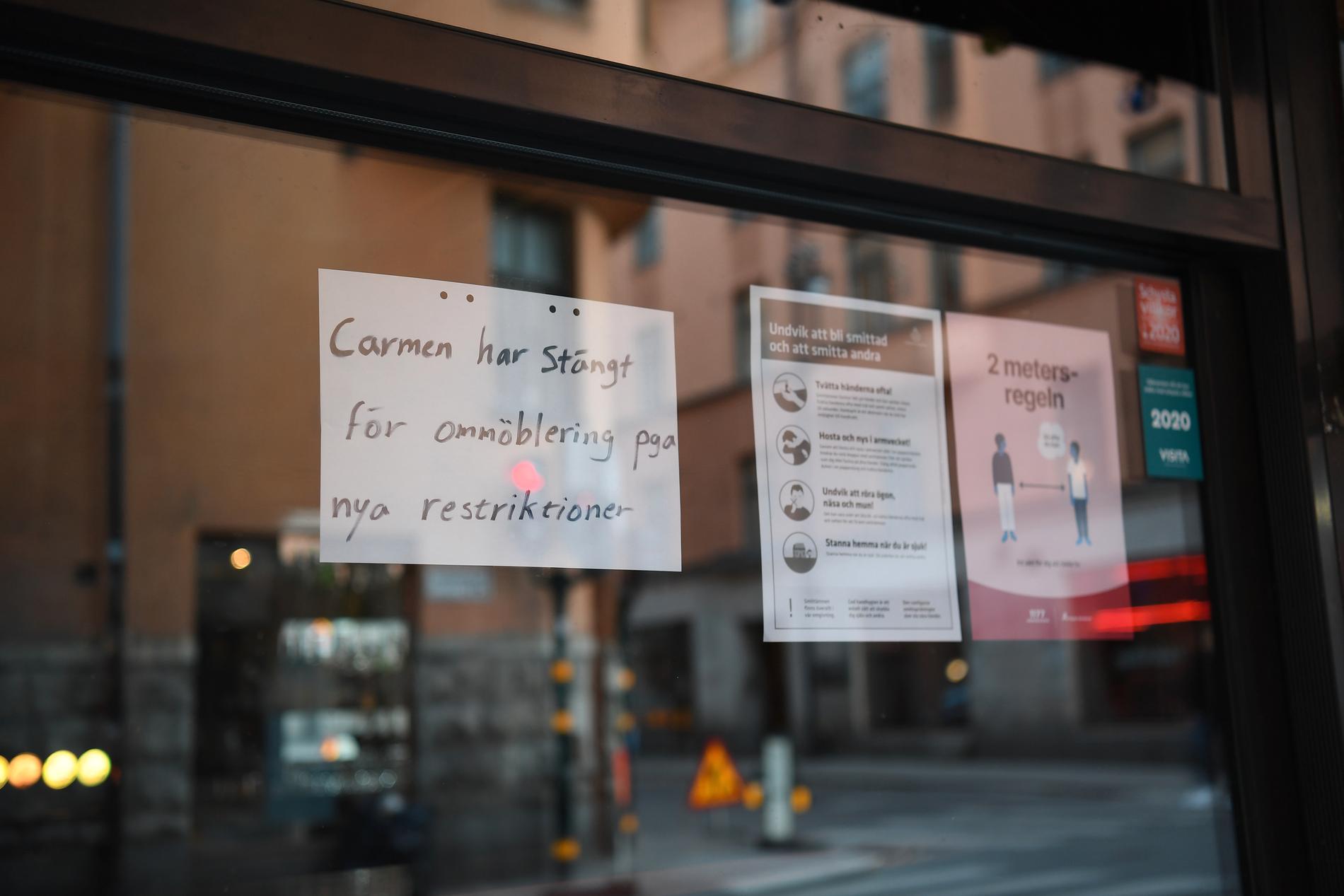 Fem restauranger i Stockholm stängdes efter helgens inspektioner. Restaurangerna har inte följt Folkhälsomyndighetens riktlinjer om servering under den pågående coronapandemien. Carmen på Södermalm i Stockholm är en av dem.
