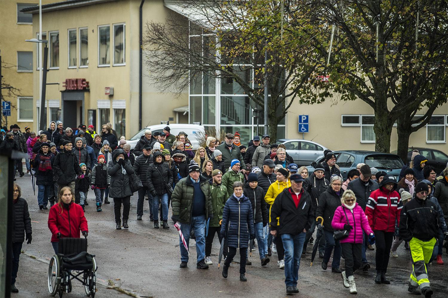 Hundratals samlades i Boxholm för att marschera mot beslutet att flytta osttillverkningen till Östersund.