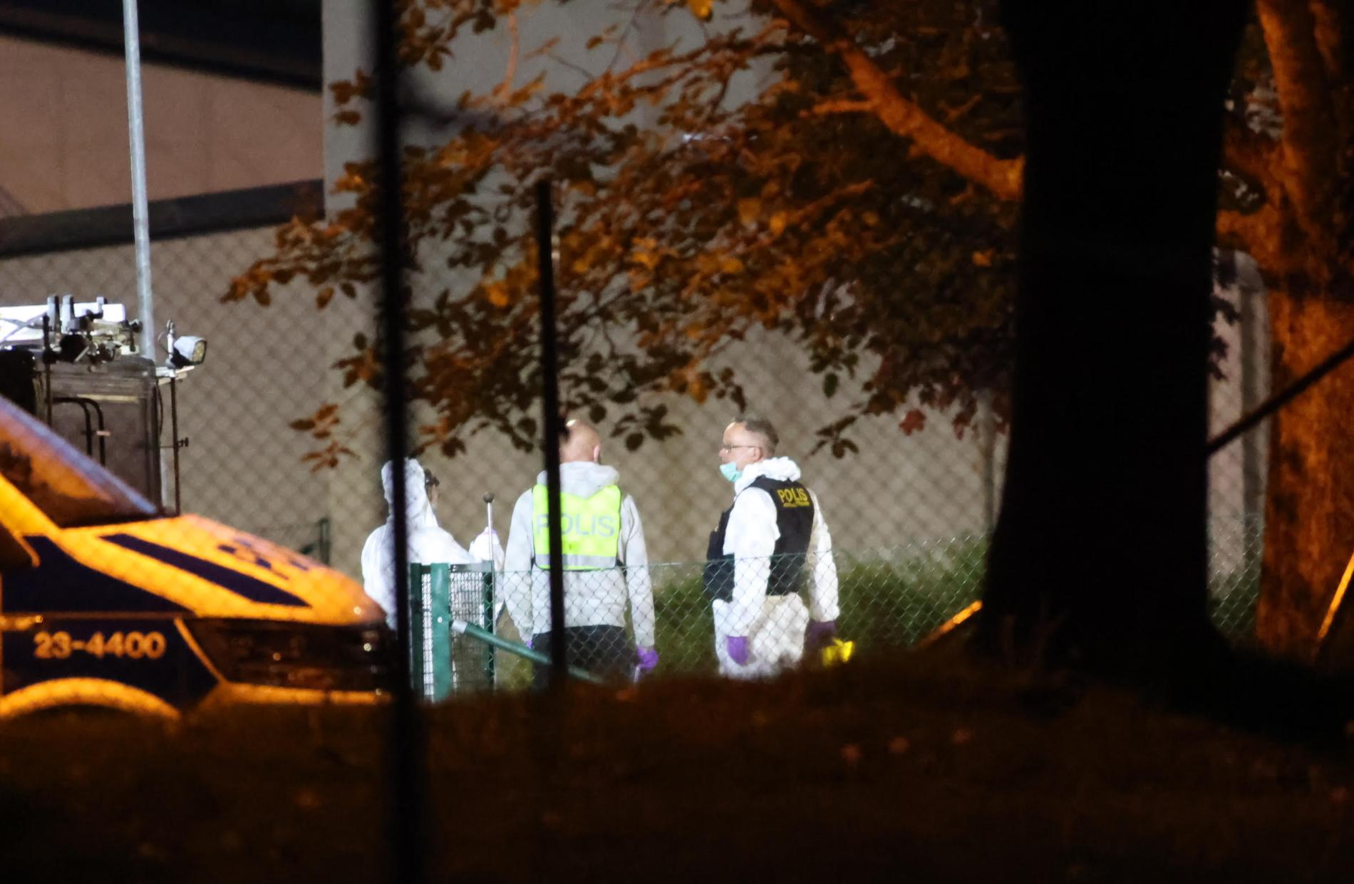 Under natten till måndagen jobbade tekniker på brottsplatsen i Örebro.