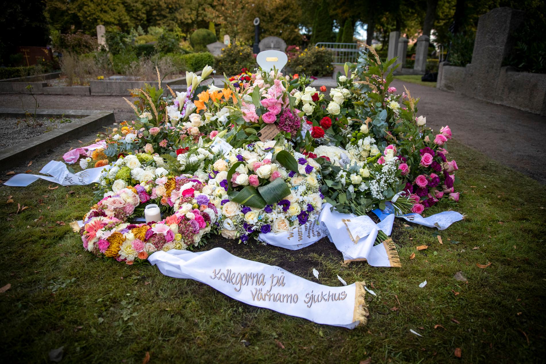 Kvar vid graven fanns ett berg av blommor och blomkransar.  Ett sorgband hade texten: Älskad och saknad. Tack för allt du gav. 