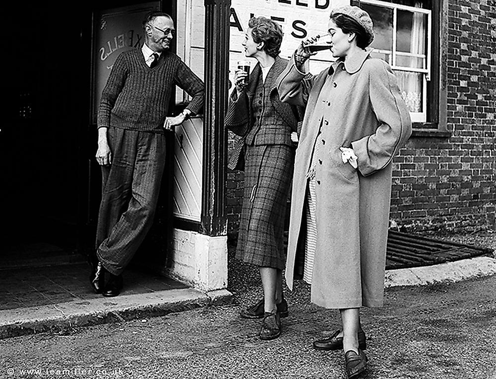 ”Fashion shoot at The Six Bells (Della Oak LHS), Chiddingly, East Sussex,England” (1950) från utställningen ”Lee Miller – krig och mode” som visas på Kulturhuset i Stockholm till den 4 mars nästa år.
