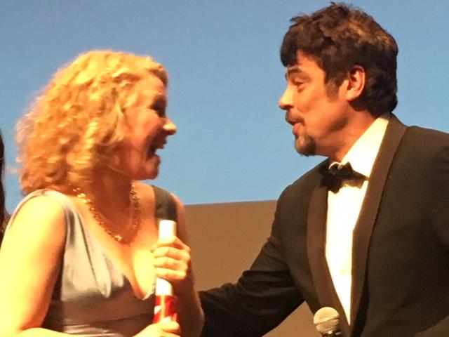 Hon fick ta emot priset av Hollywoodstjärnan Benicio Del Toro.