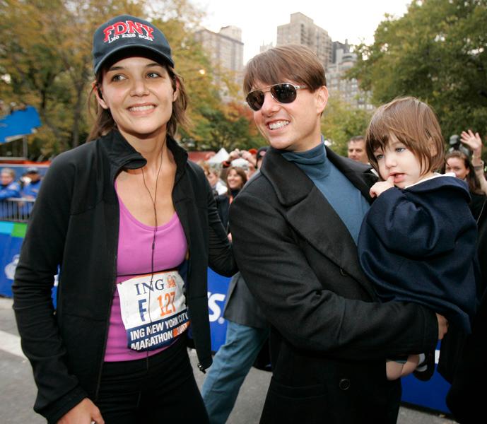 STÖTTAR KATIE Suri och Tom var på plats när mamma Katie sprang New York City Maraton i november 2007.