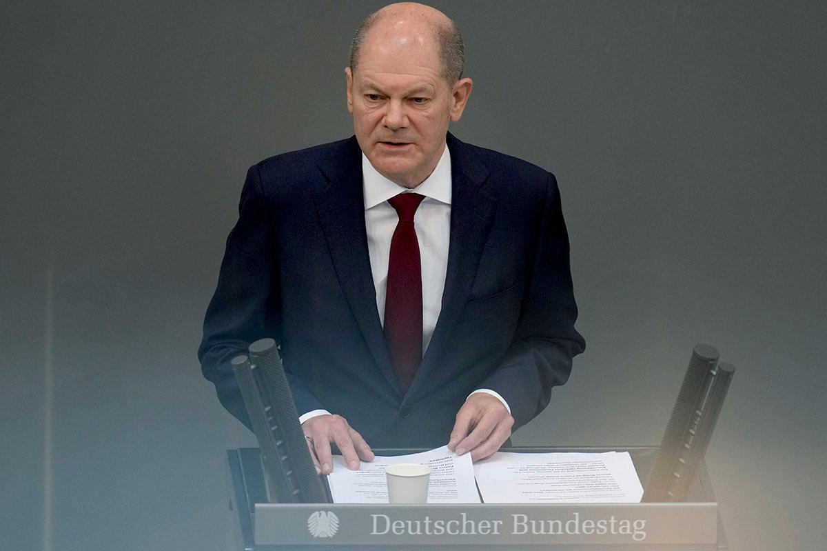 Tysklands förbundskansler Olaf Scholz höll i söndags ett tal för förbundsdagen där han tillkännagav landets drastiska förändringar av politiken.