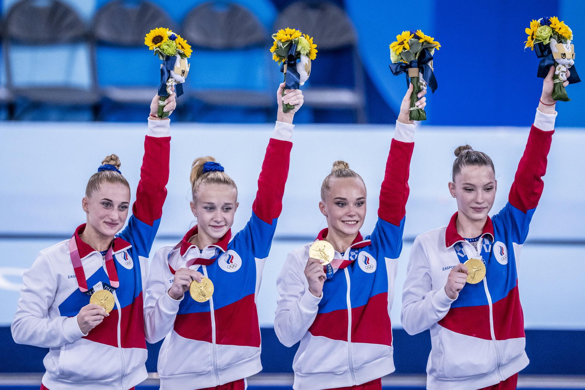 Ryssland med sitt guld efter lagfinalen i gymnastik, damer under Sommar-OS i Tokyo.