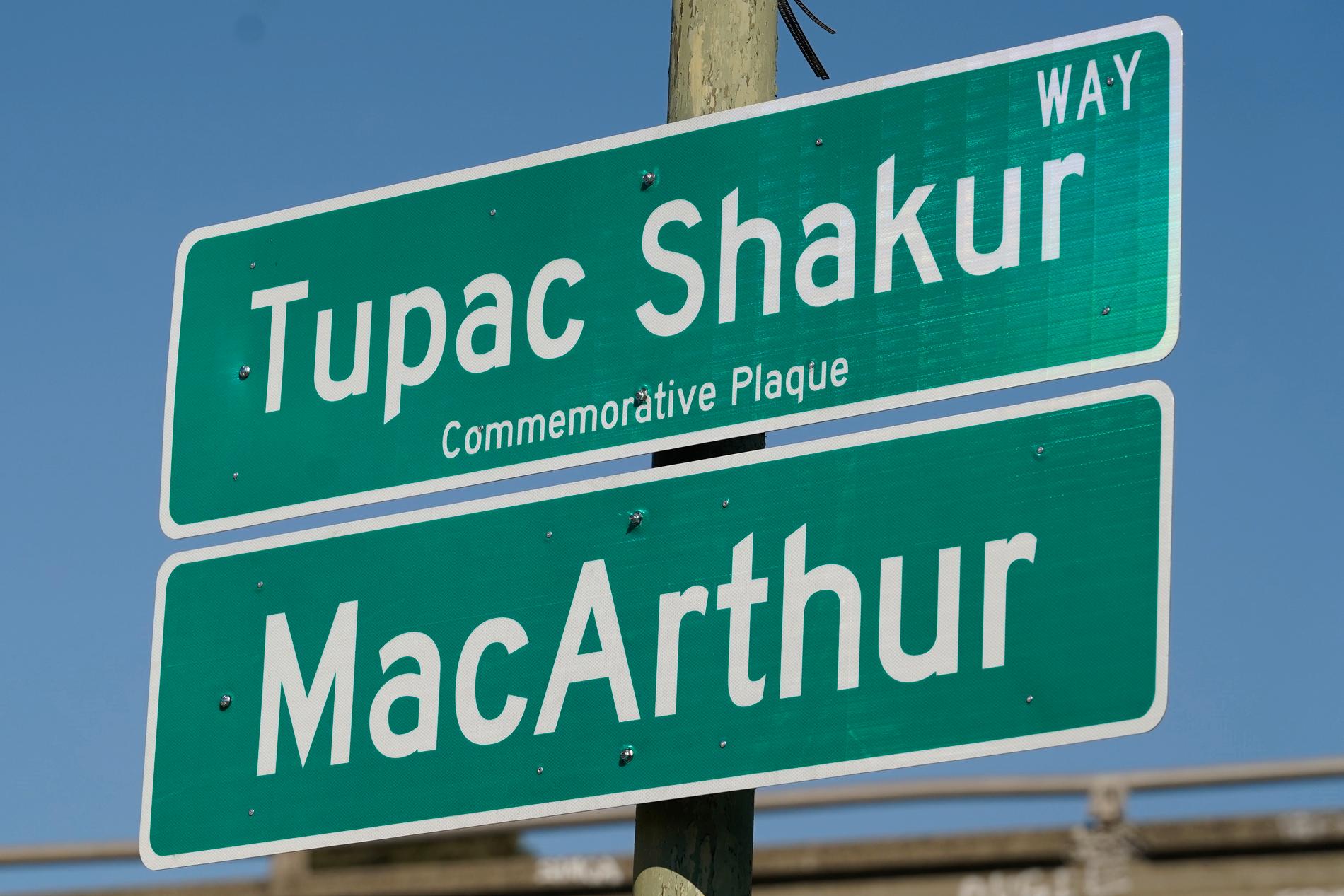 En gatusträcka i Oakland, Kalifornien, har döpts om till Tupac Shakur Way, 27 år efter hiphoplegendens död.