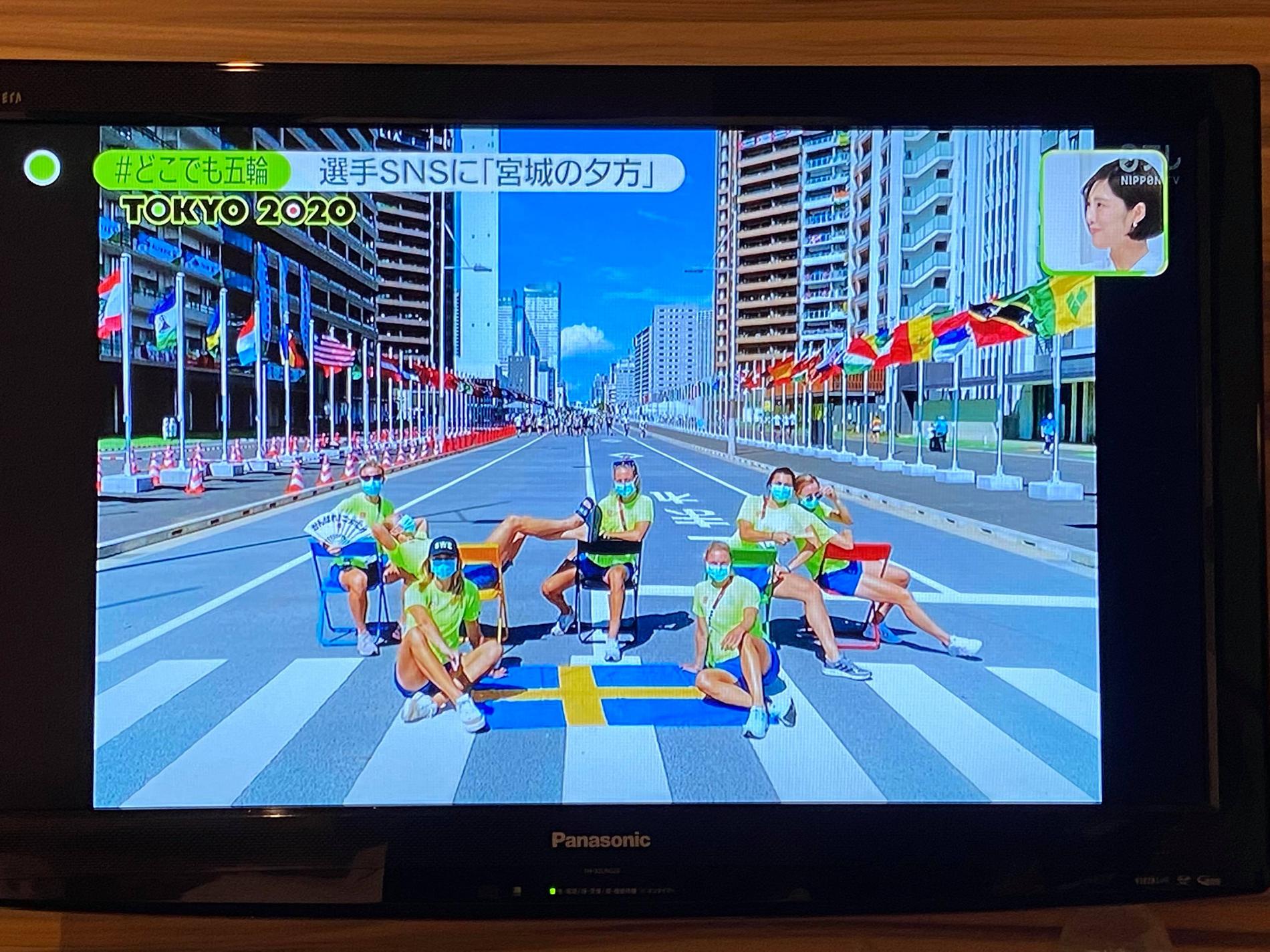 Det svenska lagets photo-session i OS-byn uppmärksammades, med positiva ordalag, i japansk riks-tv.