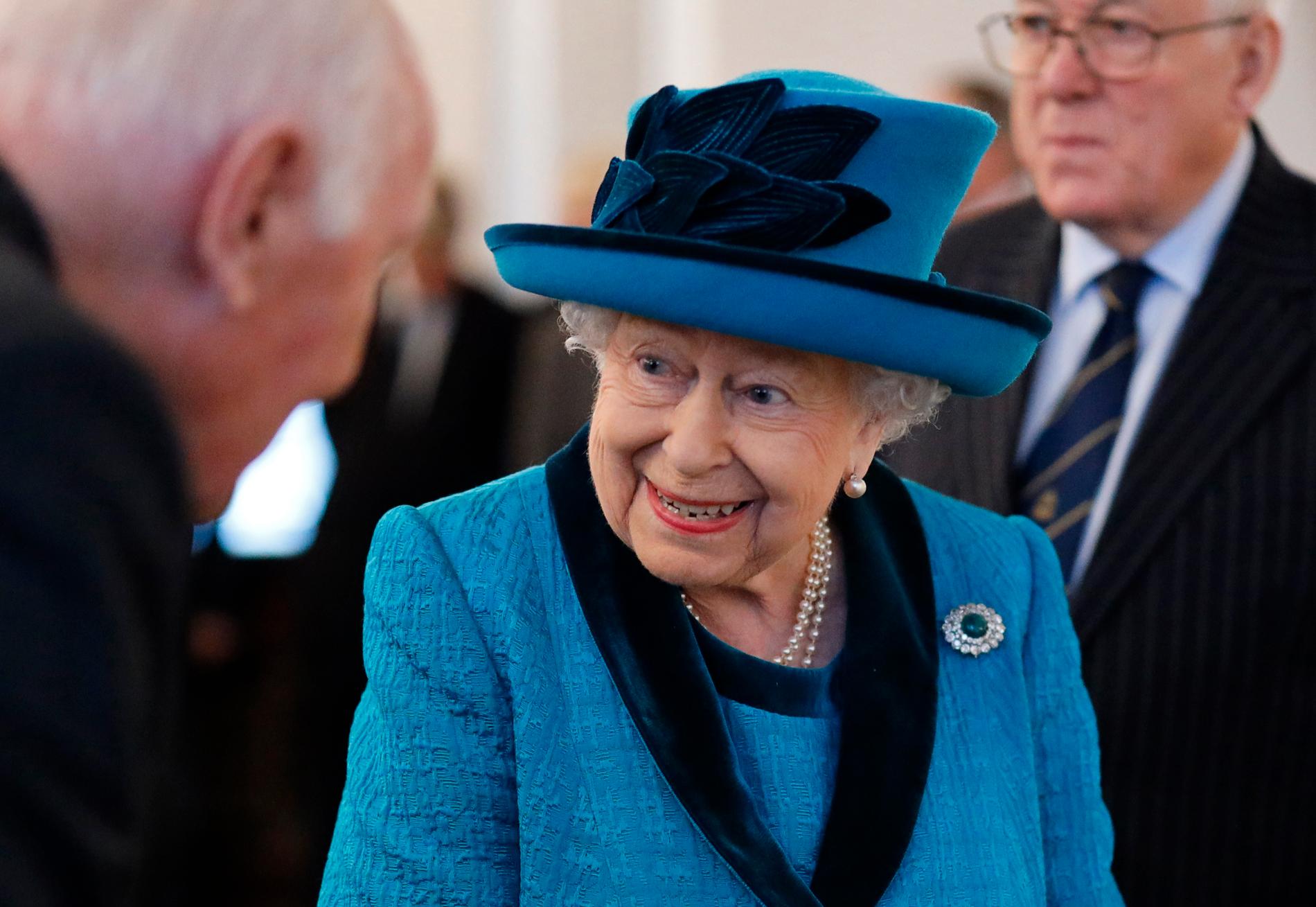 Drottning Elizabeth II ska ha fått beskedet om prinsparet genom medier.