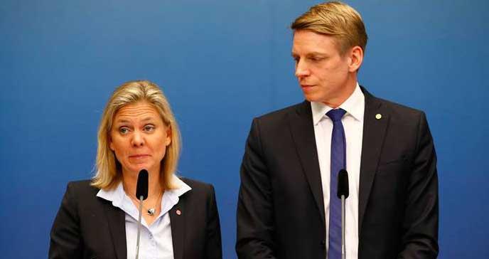 Finansminister Magdalena Andersson (S) och finansmarknadsminister Per Bolund (MP) på dagens presskonferens, där de bland annat aviserade att ungdomsrabatten på arbetsgivaravgiften slopas i två steg, med start den 1 augusti i år.