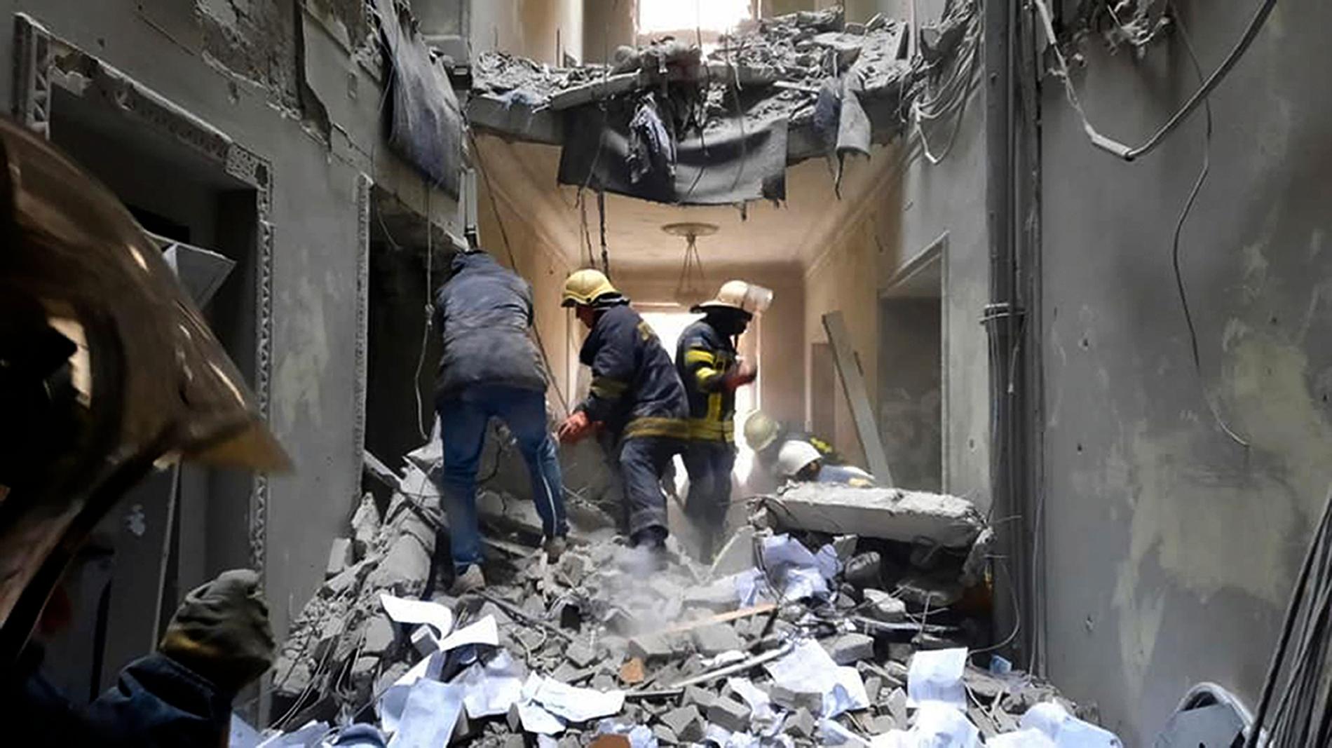 Räddningstjänsten syns inne i byggnaden efter explosionen.