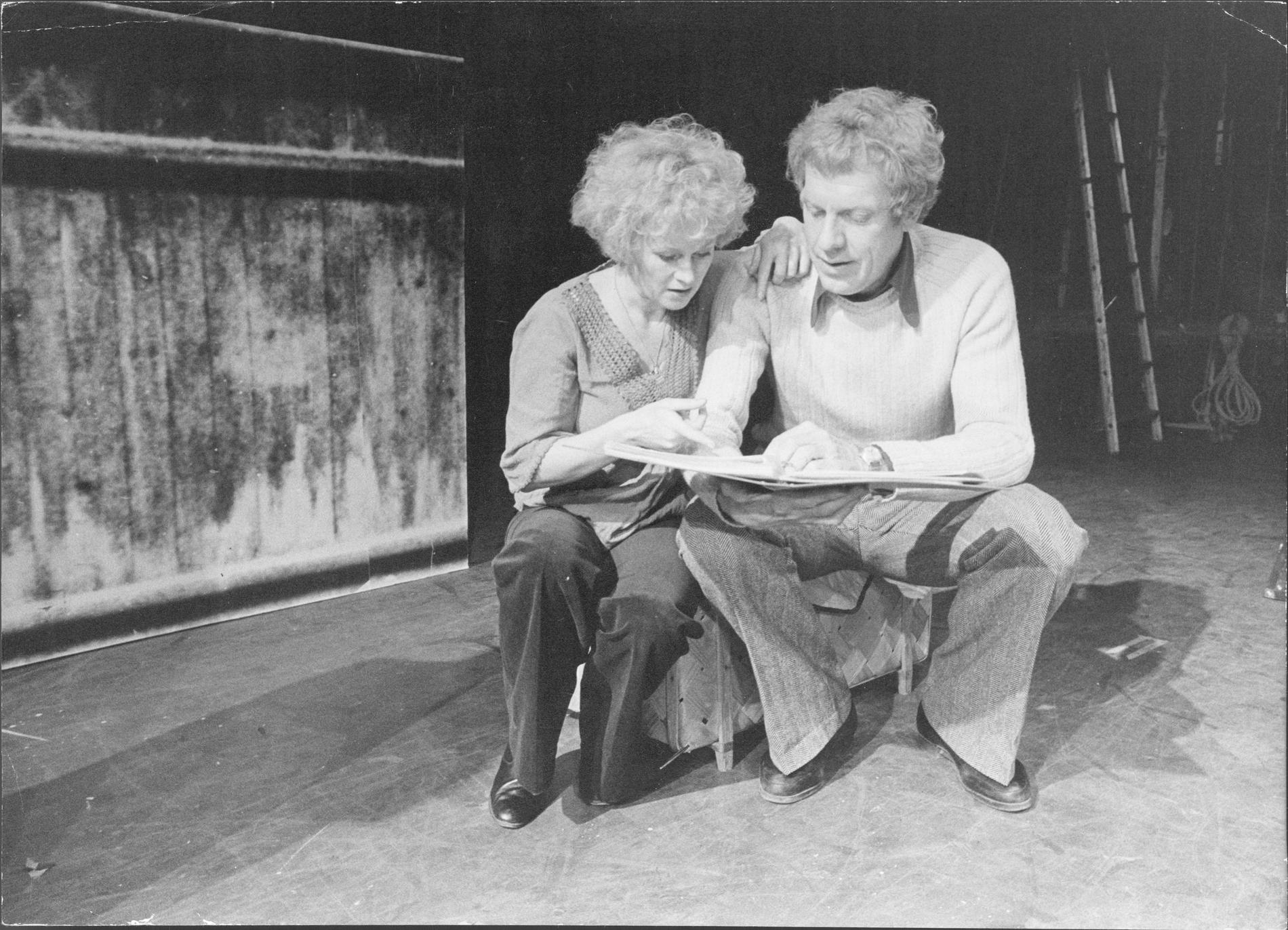 Lena Dahlman och Tage Danielsson läser manus 1976