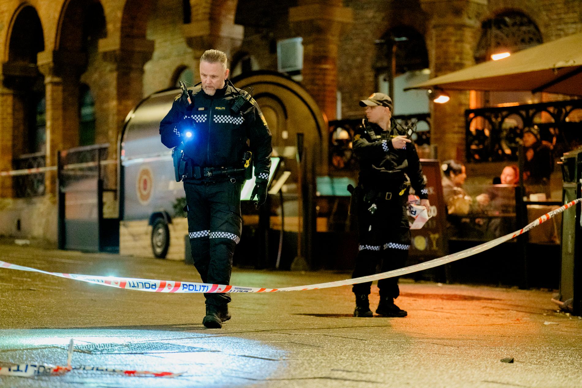 Polisen säkrar spår vid skottlossningen på Karl Johans gata mitt i Oslo centrum.