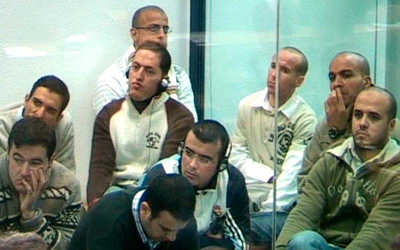 Väntar på domen 28 personer står åtalade för Madridbomberna. Här ses några av dem vänta på att domen ska fällas.