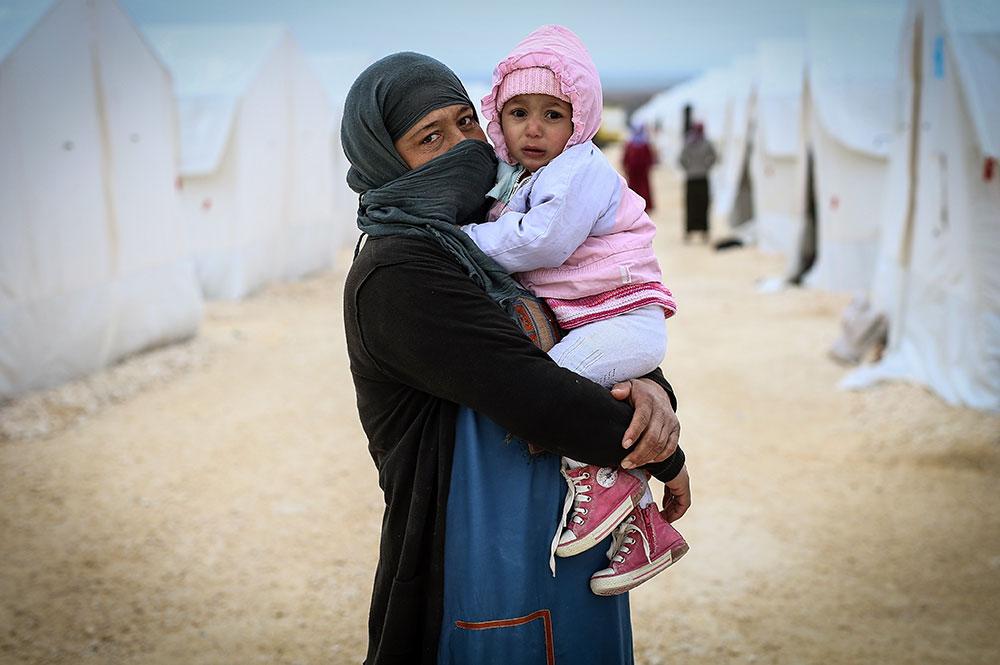 En syrisk kvinna tillsammans med ett barn i flyktinglägret i staden Suruc, Turkiet. I lägret, som är det största i Turkiet, bor omkring 35 000 människor som flytt kriget i Syrien.