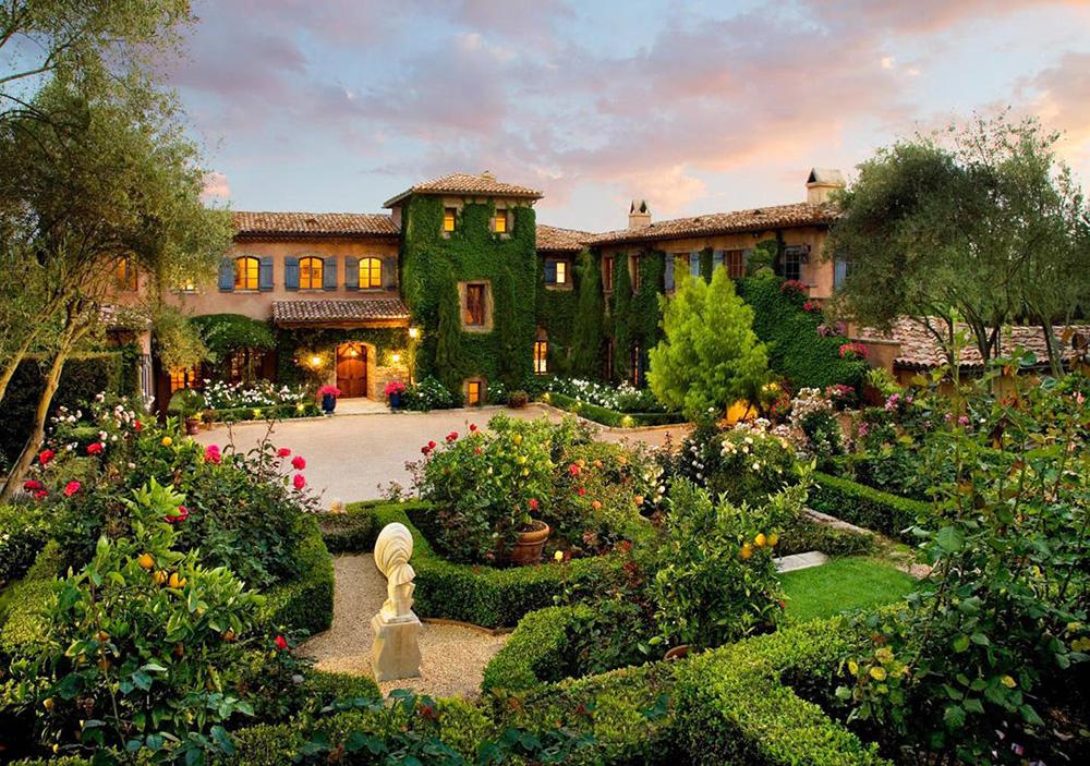 Harry och Meghans nuvarande hus i Montecito i Santa Barbara är ca 1600 kvadratmeter stort och har nio sovrum, 19 toaletter, pool och vinkällare. 