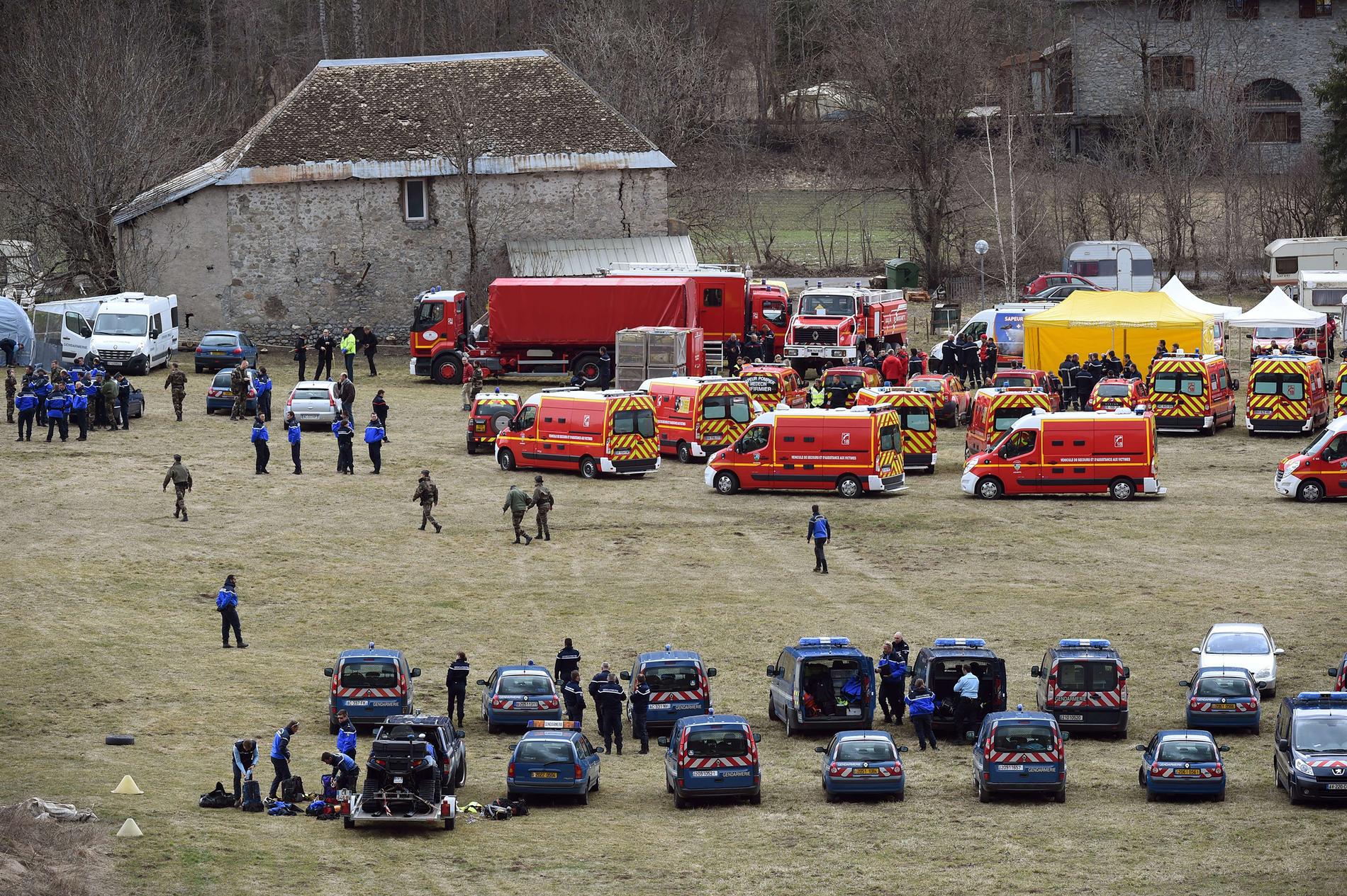 Fransk polis och räddningstjänst smlas i Seyne i närheten av platsen där flygplanet kraschade.